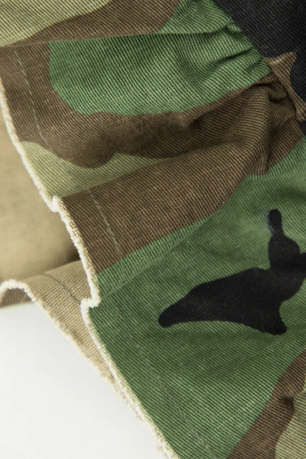 Camo Ruffle Sleeve Crop Frayed T-Shirt>MICAS New